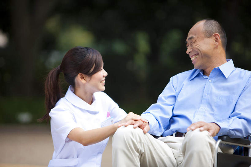 东方人,两个人,病人,护士,站,坐,蹲,横图,室外,白天,正面,工作服,衬衫,制服,植物,亚洲,服装,朦胧,模糊,工具,注视,休闲装,黄种人,相视,树,树木,衣服,蓝色,绿色,黑色,自然,轮椅,复健,观察,看,站着,休闲,康复,面对面,休闲服,器械,服饰,生长,成长,观看,对视,察看,医疗设备,白衣天使,关注,医疗器械,相对,医疗工具,相看,辅助设备,工作制服,男人,男性,年轻女性,女人,女性,中年男性,亚洲人,长发,患者,就医者,蹲着,站立,坐着,半身,彩图,衬衣,工作套服