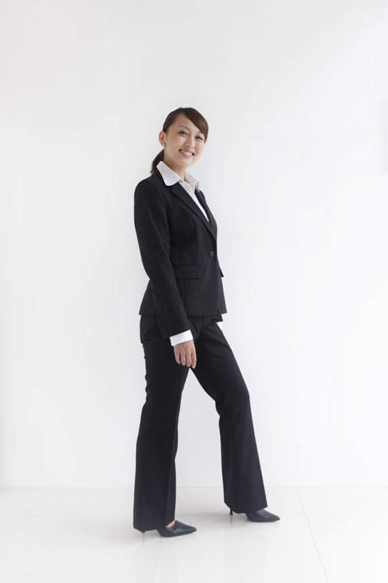 东方人,一个人,商务人士,商务女性,站,笑,微笑,露齿笑,竖图,室内,白天,白色背景,侧面,亚洲,仅一个年轻女性,仅一个女性,仅一个人,套装,墙,注视,黄种人,墙壁,墙面,黑色,观察,看,站着,摄影,影棚,观看,察看,关注,商务装,工薪阶层,年轻女性,女人,女性,亚洲人,长发,白领,上班族,站立,彩图,全身,影棚拍摄,拍摄