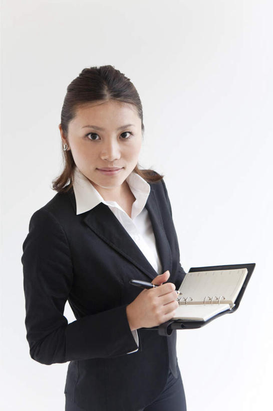 东方人,脸,头,脸颊,一个人,商务人士,商务女性,站,捧,笑,微笑,竖图,俯视,室内,特写,白天,白色背景,亚洲,仅一个年轻女性,仅一个女性,仅一个人,套装,笔,墙,办公用品,钢笔,记事本,拿,拿着,注视,黄种人,墙壁,墙面,文具,黑色,本子,笔记本,学习用品,观察,看,站着,摄影,影棚,观看,文具用品,察看,关注,商务装,工薪阶层,年轻女性,女人,女性,亚洲人,头部,长发,脸部,脸蛋,面部,白领,上班族,端,端着,捧着,手捧,站立,半身,彩图,高角度拍摄,影棚拍摄,拍摄