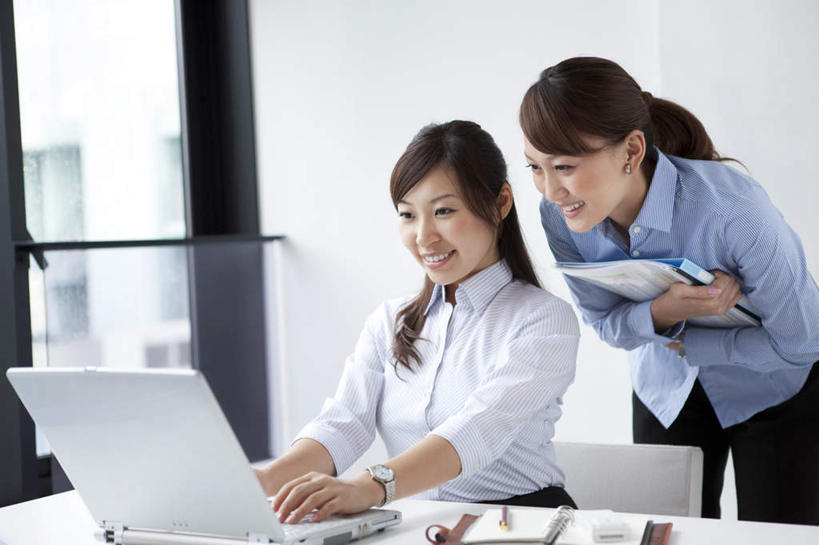 东方人,两个人,伙伴,朋友,商务人士,商务女性,办公室,站,坐,笑,微笑,露齿笑,横图,室内,白天,正面,友谊,合作,团队,电脑,笔记本电脑,窗户,桌子,亚洲,弯腰,条纹,套装,网络,材料,档案,文件,办公桌,墙,拿,拿着,注视,黄种人,通讯设备,玻璃窗,墙壁,墙面,蓝色,黑色,资料,观察,看,站着,战略,观看,察看,无线,关注,文档,通信设备,商务装,无线网络,无线上网,便携式电脑,工薪阶层,弯身,联合,合谋,配合,协作,手提电脑,年轻女性,女人,女性,亚洲人,长发,白领,上班族,抬头,仰头,站立,坐着,半身,彩图