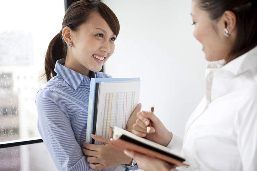 东方人,两个人,伙伴,朋友,商务人士,商务女性,办公室,站,抱,笑,微笑,露齿笑,横图,室内,白天,侧面,友谊,合作,团队,窗户,亚洲,条纹,套装,朦胧,模糊,笔,材料,档案,文件,办公用品,钢笔,拿,拿着,注视,黄种人,玻璃窗,文具,蓝色,黑色,学习用品,资料,观察,看,站着,战略,抱着,观看,文具用品,察看,搂着,关注,文档,商务装,工薪阶层,联合,合谋,配合,协作,年轻女性,女人,女性,亚洲人,长发,白领,上班族,搂,搂抱,站立,半身,彩图