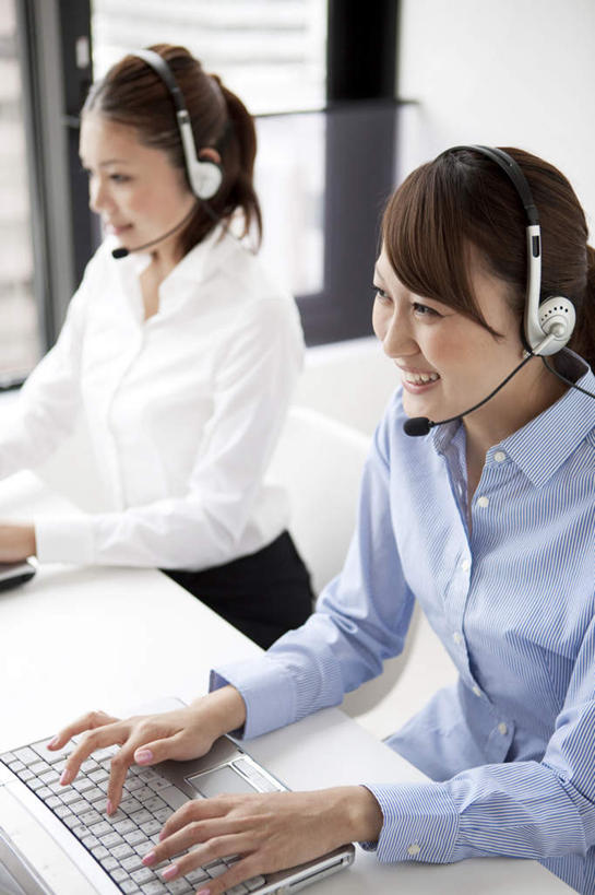 东方人,两个人,伙伴,朋友,商务人士,商务女性,办公室,坐,竖图,俯视,室内,白天,友谊,合作,团队,电脑,笔记本电脑,窗户,亚洲,阴影,条纹,套装,反射,网络,影子,话务员,注视,黄种人,通讯设备,玻璃窗,蓝色,黑色,耳机,耳麦,话筒,观察,看,战略,观看,察看,无线,麦克风,关注,通信设备,商务装,无线网络,无线上网,便携式电脑,工薪阶层,客服人员,电话销售,联合,合谋,配合,协作,手提电脑,年轻女性,女人,女性,亚洲人,长发,白领,接线员,上班族,坐着,半身,彩图,高角度拍摄