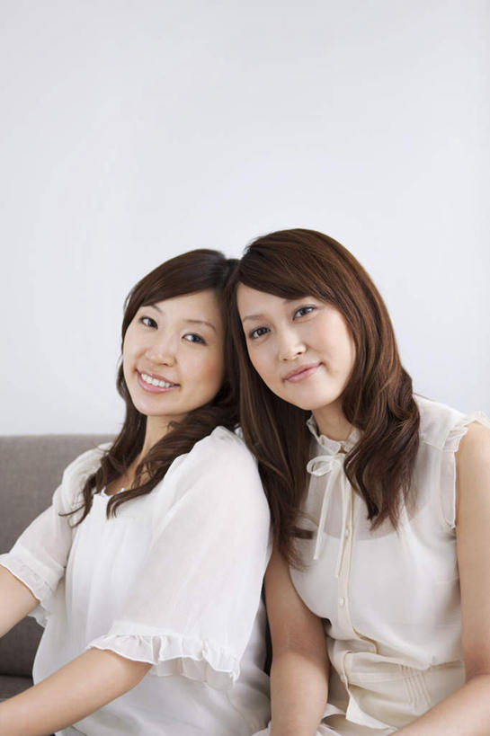 东方人,两个人,伙伴,朋友,坐,笑,微笑,露齿笑,竖图,室内,白天,白色背景,正面,友谊,沙发,亚洲,服装,墙,注视,休闲装,黄种人,墙壁,墙面,衣服,黑色,观察,看,休闲,休闲服,摄影,服饰,影棚,观看,察看,关注,友情,年轻女性,女人,女性,亚洲人,长发,卷发,坐着,半身,彩图,影棚拍摄,拍摄,皮沙发