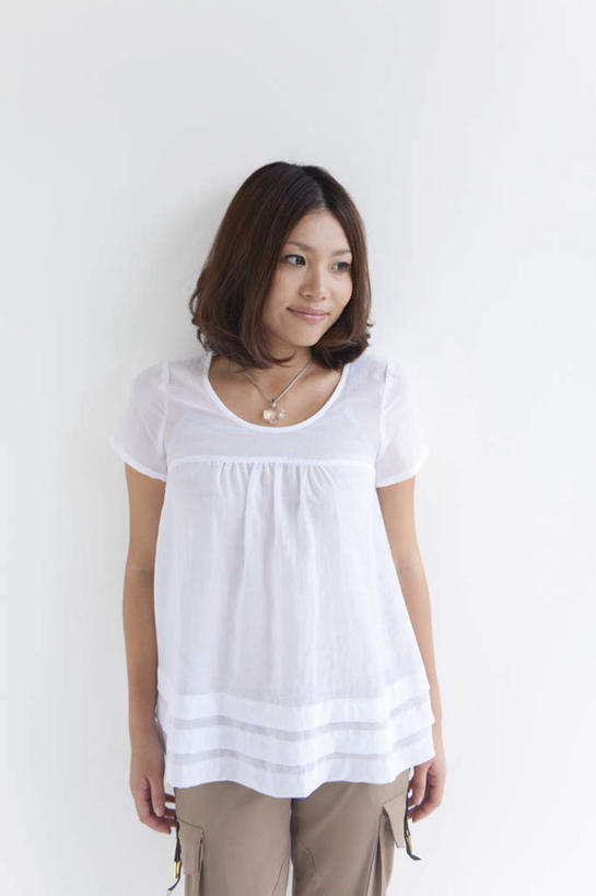 东方人,一个人,站,笑,微笑,竖图,室内,白天,白色背景,正面,亚洲,仅一个年轻女性,仅一个女性,仅一个人,服装,墙,注视,休闲装,黄种人,墙壁,墙面,衣服,白色,黑色,低头,观察,看,站着,休闲,休闲服,摄影,服饰,影棚,观看,察看,关注,年轻女性,女人,女性,亚洲人,长发,卷发,站立,半身,彩图,影棚拍摄,拍摄