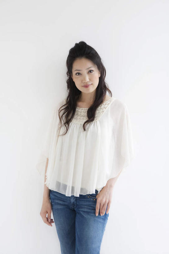 东方人,一个人,站,笑,微笑,竖图,室内,白天,白色背景,正面,亚洲,仅一个年轻女性,仅一个女性,仅一个人,服装,裤子,墙,注视,牛仔裤,休闲装,黄种人,墙壁,墙面,衣服,白色,黑色,观察,看,站着,休闲,休闲服,摄影,服饰,影棚,观看,察看,关注,单手抄兜,单手放兜,年轻女性,女人,女性,亚洲人,长发,卷发,插兜,手插兜,手放口袋,站立,半身,彩图,影棚拍摄,拍摄,手抄兜