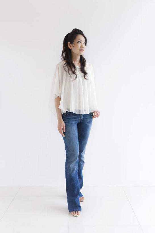 东方人,一个人,站,笑,微笑,竖图,室内,白天,白色背景,正面,亚洲,仅一个年轻女性,仅一个女性,仅一个人,服装,裤子,墙,注视,牛仔裤,休闲装,黄种人,墙壁,墙面,衣服,白色,黑色,观察,看,站着,休闲,休闲服,摄影,服饰,影棚,观看,察看,关注,单手抄兜,单手放兜,年轻女性,女人,女性,亚洲人,长发,卷发,插兜,手插兜,手放口袋,站立,彩图,全身,影棚拍摄,拍摄,手抄兜