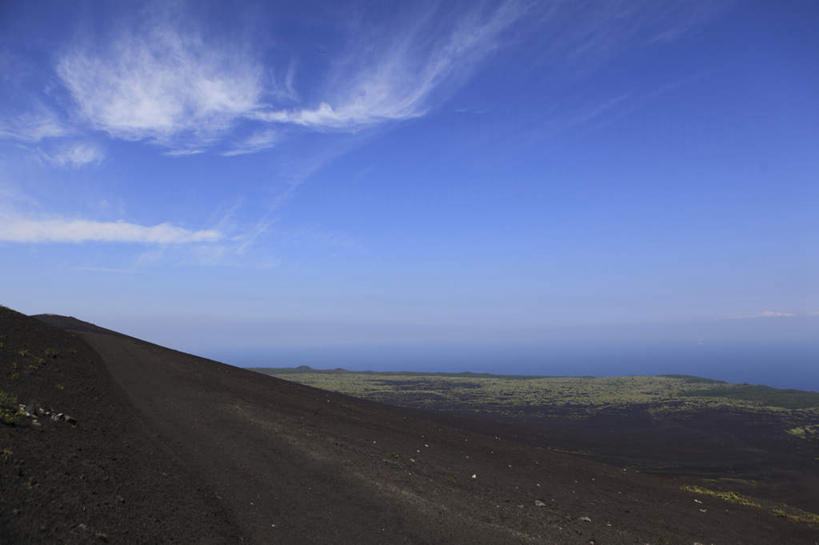 无人,横图,室外,白天,正面,旅游,度假,草地,火山,石头,美景,山,山脉,植物,东京,日本,亚洲,石子,景观,山顶,山峰,云,云朵,山峦,云彩,娱乐,草,蓝色,绿色,白云,蓝天,天空,自然,群山,天,享受,休闲,景色,放松,晴朗,自然风光,东亚,沉积岩,本州,关东地方,本州岛,日本国,东京都,颠峰,极峰,三原山,水成岩,豆南诸岛,伊豆大岛,伊豆七岛,伊豆群岛,活火山,石块,死火山,休眠火山,岩石,晴空,彩图