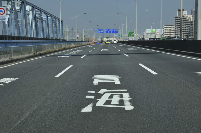 无人,高楼大厦,栏杆,横图,室外,白天,正面,度假,办公楼,美景,城市风光,城市,大厦,道路,高速公路,建筑,路,摩天大楼,写字楼,指示牌,公路,汽车,东京,日本,亚洲,三块,许多,日文,标志,文字,字符,景观,高架,建筑群,围栏,分界线,停车线,交通,娱乐,标识,建设,护栏,车,蓝色,楼宇,交通工具,轿车,享受,休闲,商务楼,景色,放松,车行道,车行道分界线,载具,标线,高架桥,东亚,车行线,高架道路,跨线桥,本州,关东地方,本州岛,日本国,东京都,日语,彩图,大楼,高层建筑,高楼,摩天楼