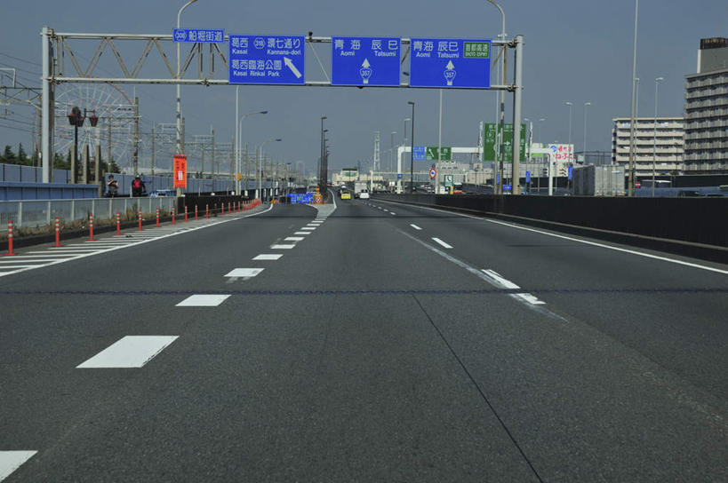 无人,高楼大厦,栏杆,横图,室外,白天,正面,度假,办公楼,美景,城市风光,城市,大厦,道路,高速公路,建筑,路,摩天大楼,写字楼,指示牌,公路,汽车,东京,日本,亚洲,三块,许多,日文,标志,文字,字符,景观,高架,建筑群,围栏,分界线,停车线,交通,娱乐,标识,建设,护栏,车,蓝色,楼宇,交通工具,轿车,享受,休闲,商务楼,景色,放松,车行道,车行道分界线,载具,标线,高架桥,东亚,车行线,高架道路,跨线桥,本州,关东地方,本州岛,日本国,东京都,日语,彩图,大楼,高层建筑,高楼,摩天楼