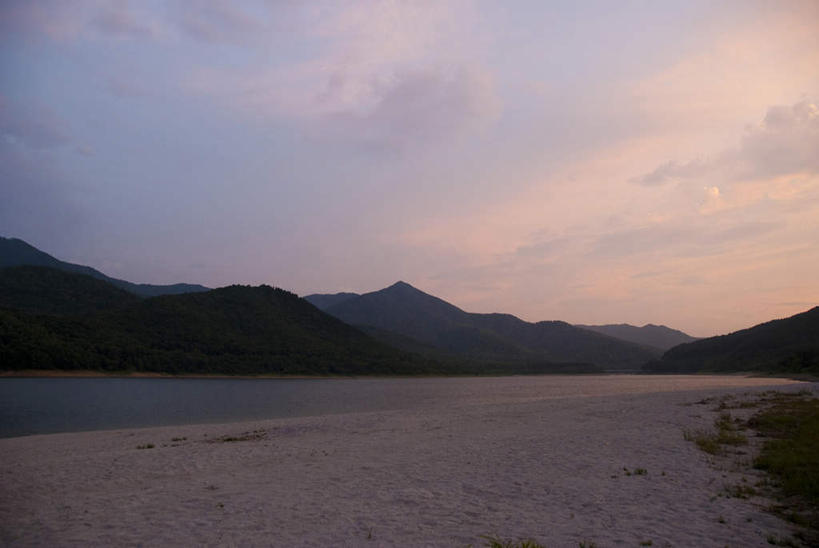 无人,横图,室外,白天,正面,旅游,度假,草地,草坪,湖,湖泊,美景,日落,山,山脉,水,雪,植物,大雪,北海道,日本,亚洲,阴影,光线,影子,湖面,积雪,景观,山峰,水流,水面,晚霞,霞光,雪景,云,云朵,冬季,冬天,落日,山峦,云彩,娱乐,草,树,树木,蓝色,绿色,白云,蓝天,天空,阳光,自然,黄昏,湖水,群山,天,享受,休闲,景色,彩霞,放松,寒冷,生长,成长,自然风光,东亚,日本国,北海道地方,北海道岛,严寒,夕照,夕阳,彩图,斜阳