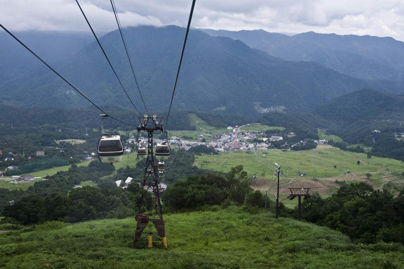 无人,家,横图,室外,白天,正面,旅游,度假,草地,草坪,美景,森林,山,山脉,树林,植物,雾,游览车,长野县,日本,亚洲,一辆,朦胧,模糊,房屋,屋子,景观,山峰,山峦,娱乐,楼房,住宅,缆车,草,树,树木,绿色,自然,绳子,群山,享受,休闲,景色,放松,生长,成长,绳索,迷雾,自然风光,缆绳,东亚,本州,本州岛,日本国,中部地方,长野,大雾,彩图,房子