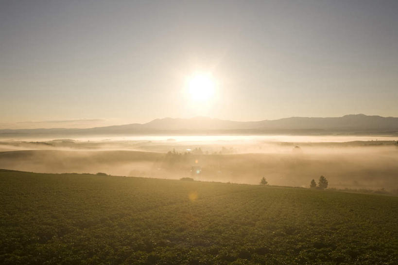 无人,横图,俯视,室外,白天,旅游,度假,日出,海浪,海洋,美景,沙滩,山,山脉,太阳,北海道,日本,亚洲,沙子,海岸,景观,浪花,山峰,云,云朵,朝霞,晨曦,黎明,沙地,山峦,云彩,娱乐,蓝色,白云,蓝天,天空,阳光,自然,海水,群山,天,享受,休闲,景色,放松,自然风光,海景,东亚,日本国,北海道地方,北海道岛,大海,风浪,海,海水的波动,海滩,近岸浪,涌浪,朝阳,彩图,高角度拍摄,破晓