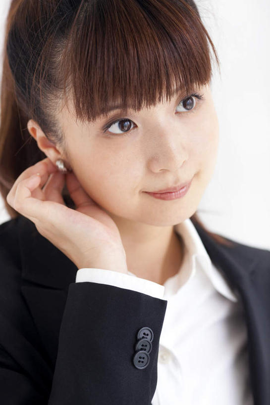 东方人,脸,头,脸颊,头发,一个人,商务人士,商务女性,站,举,笑,摸,微笑,露齿笑,竖图,室内,白天,正面,衬衫,亚洲,仅一个年轻女性,仅一个女性,仅一个人,抚摸,套装,注视,黄种人,白色,黑色,观察,看,托,站着,观看,察看,关注,商务装,工薪阶层,年轻女性,女人,女性,亚洲人,头部,长发,脸部,脸蛋,面部,白领,上班族,触摸,接触,举起,举手,举着,向上举,向上伸,向上托,站立,半身,彩图,衬衣