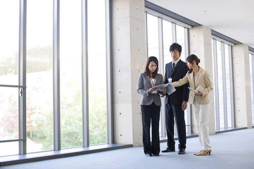 东方人,头发,三个人,同事,商务人士,商务男性,商务女性,站,捧,摸,说,横图,室内,白天,正面,衬衫,讨论,成功,合作,团队,集体,信心,草地,草坪,植物,窗户,落地窗,亚洲,一排,抚摸,握,指,阴影,套装,整齐,光线,材料,档案,文件,影子,墙,领带,拿,拿着,注视,黄种人,方向,队伍,玻璃窗,墙壁,墙面,草,树,树木,排列,绿色,黑色,阳光,自然,资料,观察,看,手势,站着,握着,生长,成长,观看,察看,领导,指向,食指,成就,队列,关注,文档,商务装,合伙,领袖,工薪阶层,交流,男人,男性,年轻男性,年轻女性,女人,女性,亚洲人,白领,上班族,触摸,端,端着,沟通,讲话,交谈,接触,捧着,商讨,手捧,说话,谈话,站立,彩图,全身,衬衣