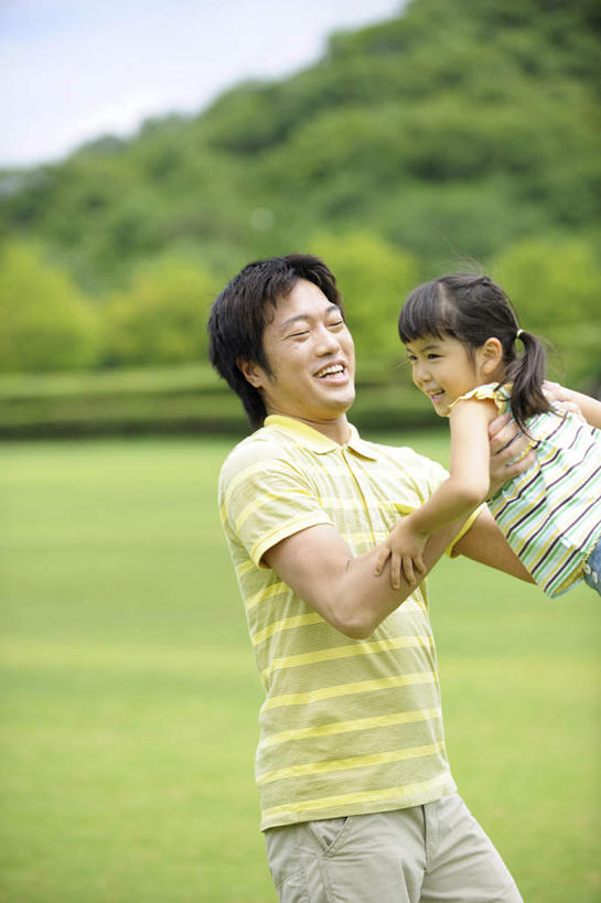 东方人,儿童,头发,两个人,家庭,父亲,女儿,站,抱,笑,摸,微笑,露齿笑,竖图,室外,白天,侧面,旅游,度假,游戏,纯洁,草地,草坪,植物,亚洲,抚摸,阴影,条纹,服装,朦胧,模糊,光线,影子,云,云朵,玩,云彩,注视,休闲装,黄种人,娱乐,草,树,树木,小孩,衣服,黄色,蓝色,绿色,黑色,白云,蓝天,天空,阳光,自然,天,观察,看,站着,享受,休闲,温暖,温馨,父女,一家人,休闲服,放松,父爱,可爱,童年,童趣,服饰,生长,成长,抱着,观看,活动,和睦,察看,搂着,发泄,关注,消遣,智力,童真,烂漫,无邪,宣泄,天真,男人,男性,年轻男性,女孩,亚洲人,孩子,年轻人,长发,触摸,怀抱,接触,搂,搂抱,玩耍,嬉戏,相抱,拥抱,站立,半身,彩图,融洽,女生