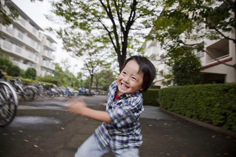 东方人,儿童,头发,一个人,学校,教学楼,站,笑,微笑,露齿笑,横图,室外,白天,正面,旅游,度假,游戏,纯洁,草地,草坪,植物,窗户,自行车,亚洲,仅一个男性,仅一个人,一排,许多,弯腰,阴影,服装,整齐,光线,影子,墙,玩,注视,休闲装,黄种人,娱乐,校园,玻璃窗,墙壁,墙面,车,脚踏车,草,树,树木,排列,小孩,衣服,蓝色,绿色,黑色,蓝天,天空,阳光,自然,交通工具,天,观察,看,站着,仅一个小孩,享受,休闲,教室,休闲服,放松,可爱,童年,童趣,服饰,生长,成长,观看,活动,察看,队列,发泄,关注,消遣,智力,载具,童真,烂漫,无邪,宣泄,弯身,天真,男孩,男人,男性,亚洲人,孩子,玩耍,嬉戏,站立,半身,彩图,教学大楼,男生