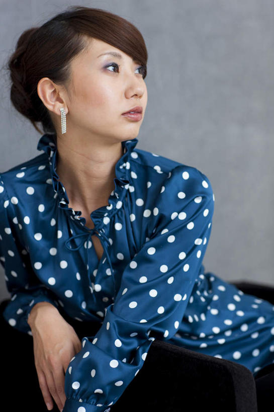 东方人,头发,一个人,坐,笑,摸,微笑,露齿笑,竖图,室内,白天,正面,爱情,沙发,亚洲,仅一个年轻女性,仅一个女性,仅一个人,撑,抚摸,服装,斑点,墙,浪漫,扭头,注视,休闲装,黄种人,墙壁,墙面,装饰品,一个,衣服,蓝色,白色,黑色,耳环,饰品,首饰,观察,看,靠,靠着,倚靠,转头,休闲,休闲服,恩爱,服饰,单个,观看,信物,察看,撑着,倚着,权利,关注,布艺沙发,手饰,年轻女性,女人,女性,亚洲人,触摸,接触,坐着,半身,彩图