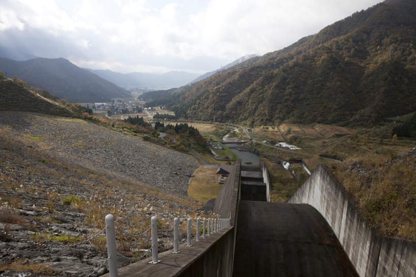无人,家,栏杆,横图,俯视,室外,白天,旅游,度假,草地,草坪,美景,山,山脉,植物,楼梯,道路,路,日本,亚洲,一堆,阴影,堆叠,堆积,光线,扶手,影子,房屋,阶梯,屋子,景观,山峰,云,云朵,小路,交通,山峦,云彩,娱乐,护栏,楼房,台阶,住宅,草,树,树木,蓝色,绿色,白云,蓝天,天空,阳光,自然,群山,天,享受,休闲,景色,放松,乡间小路,生长,成长,堆,自然风光,东亚,本州,本州岛,日本国,中部地方,新潟,新潟县,彩图,高角度拍摄,房子