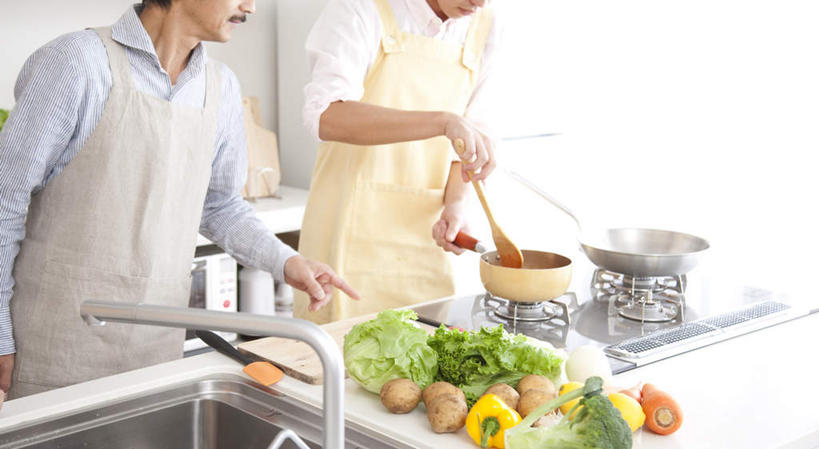 东方人,两个人,伙伴,朋友,站,笑,摸,微笑,露齿笑,横图,俯视,室内,白天,烹饪,友谊,厨房,萝卜,胡萝卜,辣椒,蔬菜,土豆,椰菜,卷心菜,厨具,亚洲,一把,许多,抚摸,握,服装,新鲜,铲子,锅子,水龙头,水池,食品,灶头,拿,拿着,注视,休闲装,黄种人,食物,一个,衣服,白色,观察,看,站着,休闲,休闲服,握着,服饰,有机食品,绿色食品,单个,观看,察看,关注,彩椒,烹饪用具,辣角,红海椒,大椒,辣虎,广椒,馍馍蛋,友情,男人,男性,年轻男性,亚洲人,烹调用具,洋芋,甜椒,柿子椒,山药蛋,马铃薯,辣子,结球甘蓝,红萝卜,海椒,甘荀,甘兰,番椒,灯笼椒,包心菜,触摸,接触,烹调,站立,半身,彩图,高角度拍摄,灶间