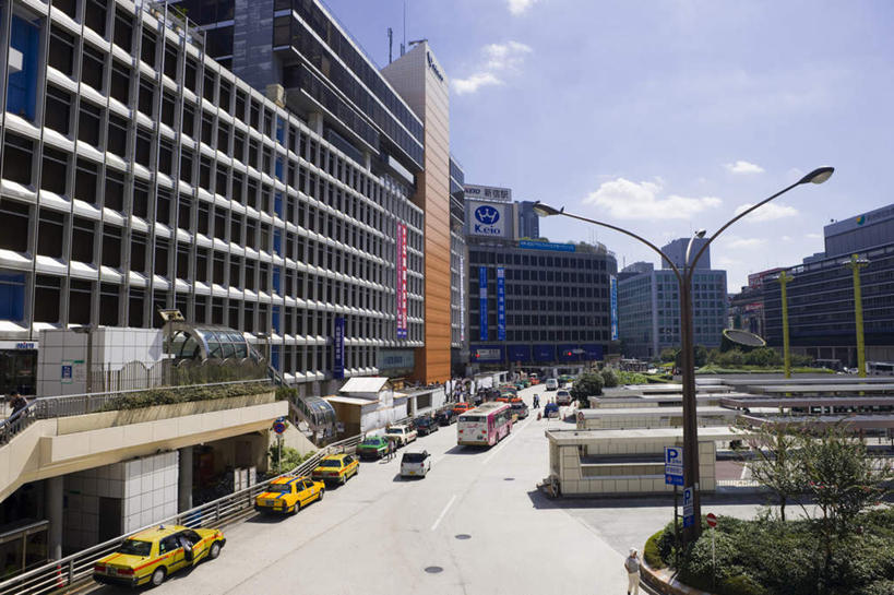 无人,高楼大厦,栏杆,横图,俯视,室外,白天,度假,草地,草坪,美景,植物,窗户,城市风光,城市,大厦,建筑,摩天大楼,汽车,东京,日本,亚洲,阴影,光线,影子,景观,云,云朵,围栏,云彩,娱乐,护栏,玻璃窗,车,草,树,树木,蓝色,绿色,白云,蓝天,天空,阳光,自然,交通工具,轿车,天,享受,休闲,景色,放松,生长,成长,载具,东亚,本州,关东地方,本州岛,日本国,东京都,彩图,高角度拍摄,大楼,高层建筑,高楼,摩天楼