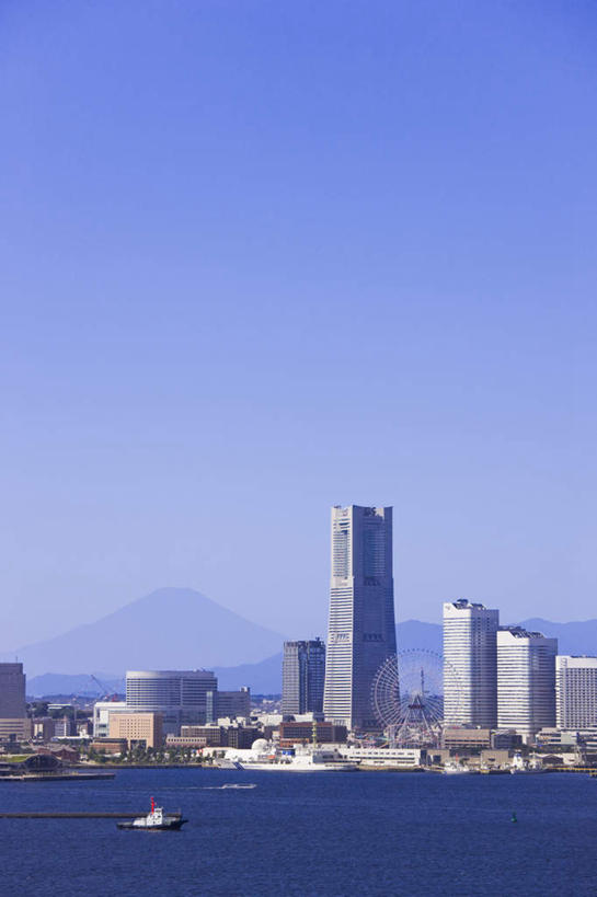 无人,高楼大厦,竖图,俯视,室外,白天,度假,河流,美景,山,山脉,水,城市风光,城市,大厦,建筑,轮船,摩天大楼,船,神奈川,日本,亚洲,一艘,阴影,光线,影子,河水,景观,山峰,水流,云,云朵,山峦,神奈川县,云彩,娱乐,蓝色,白云,蓝天,天空,阳光,交通工具,群山,天,驾驶,行驶,享受,休闲,景色,放松,操纵,控制,载具,东亚,操控,本州,关东地方,本州岛,日本国,把持,彩图,高角度拍摄,大楼,高层建筑,高楼,摩天楼