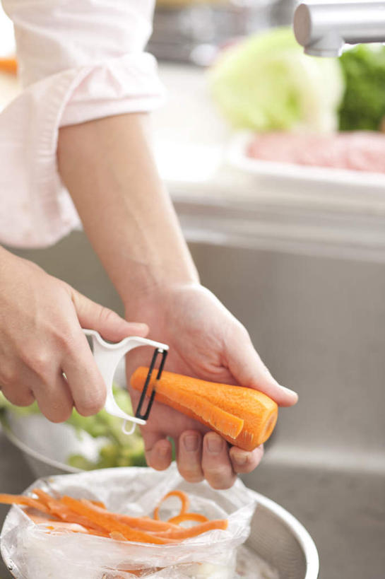 东方人,一个人,站,摸,竖图,俯视,室内,特写,白天,厨房,柜子,萝卜,胡萝卜,蔬菜,椰菜,卷心菜,亚洲,仅一个年轻女性,仅一个女性,仅一个人,抚摸,切开,握,阴影,服装,朦胧,模糊,新鲜,光线,工具,刨丝器,水龙头,影子,水池,食品,拿,拿着,休闲装,黄种人,切丝,食物,一个,衣服,白色,阳光,橱柜,切,站着,休闲,休闲服,握着,服饰,有机食品,绿色食品,单个,年轻女性,女人,女性,亚洲人,结球甘蓝,红萝卜,甘荀,甘兰,包心菜,触摸,接触,站立,半身,彩图,高角度拍摄,灶间