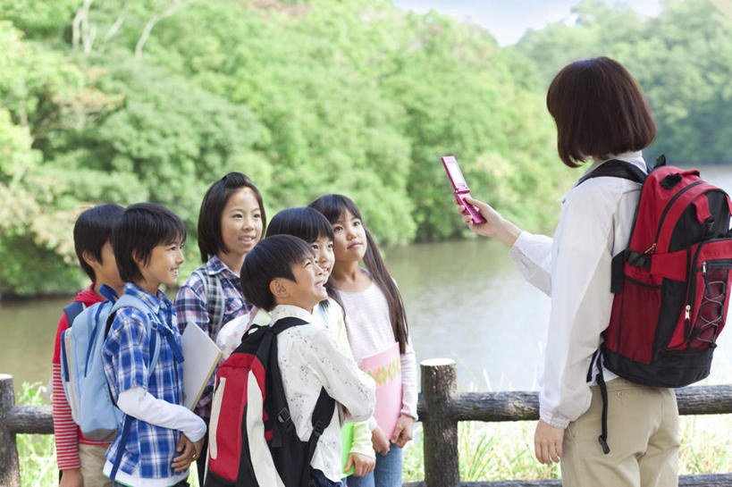 东方人,儿童,栏杆,站,笑,摸,打电话,微笑,露齿笑,横图,室外,白天,侧面,旅游,度假,纯洁,成功,合作,团队,集体,信心,草地,草坪,河流,水,植物,电话,手机,亚洲,许多,撑,抚摸,握,阴影,波纹,服装,光线,包,书包,影子,栅栏,河水,篱笆,水流,围栏,许多人,拿,拿着,注视,休闲装,黄种人,娱乐,通讯设备,队伍,护栏,草,树,树木,小孩,拍照,衣服,蓝色,绿色,蓝天,水纹,天空,阳光,自然,背包,波浪,天,观察,看,站着,一群人,享受,休闲,休闲服,放松,可爱,童年,童趣,握着,服饰,生长,成长,观看,察看,撑着,成就,关注,合伙,童真,烂漫,无邪,一部,交流,天真,男孩,男人,男性,年轻女性,女孩,女人,女性,亚洲人,孩子,触摸,沟通,接触,通话,站立,半身,彩图,双肩包,男生,女生
