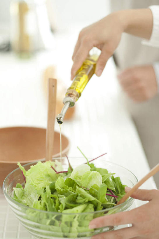 东方人,手,两个人,家庭,夫妻,摸,竖图,俯视,室内,特写,白天,爱情,厨房,蔬菜,餐具,亚洲,一堆,倒,抚摸,握,阴影,堆叠,堆积,朦胧,模糊,新鲜,光线,碟子,盘,影子,生菜,莴苣,橄榄油,食品,灶头,浪漫,拿,拿着,黄种人,食物,阳光,盘子,碟,温暖,温馨,一家人,手部,恩爱,握着,恋人,有机食品,绿色食品,堆,和睦,一瓶,春菜,鹅仔菜,莴仔菜,千金菜,叶用莴苣,男人,男性,年轻男性,年轻女性,女人,女性,亚洲人,夫妇,情侣,触摸,接触,半身,彩图,高角度拍摄,灶间,伴侣,融洽