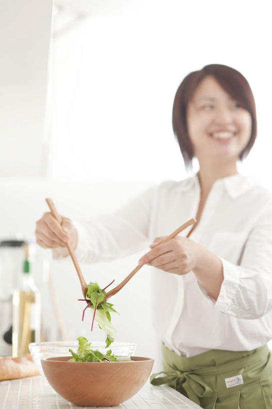 东方人,头发,一个人,站,笑,摸,微笑,露齿笑,竖图,室内,白天,正面,厨房,窗户,落地窗,蔬菜,餐具,亚洲,仅一个年轻女性,仅一个女性,仅一个人,一堆,抚摸,握,阴影,堆叠,堆积,服装,新鲜,光线,碟子,盘,影子,勺子,生菜,莴苣,橄榄油,食品,拿,拿着,扭头,注视,休闲装,黄种人,玻璃窗,食物,两个,衣服,白色,黑色,阳光,盘子,调羹,碟,汤匙,观察,搅拌,看,站着,转头,休闲,休闲服,握着,服饰,有机食品,绿色食品,观看,堆,察看,一瓶,关注,春菜,鹅仔菜,莴仔菜,千金菜,叶用莴苣,年轻女性,女人,女性,亚洲人,触摸,接触,站立,半身,彩图,灶间