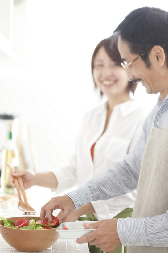 东方人,头发,两个人,家庭,父亲,女儿,站,笑,摸,微笑,露齿笑,竖图,室内,白天,正面,厨房,窗户,落地窗,蔬菜,西红柿,餐具,亚洲,一堆,一副,抚摸,握,阴影,堆叠,堆积,服装,新鲜,光线,碟子,盘,眼镜,影子,生菜,莴苣,橄榄油,食品,灶头,拿,拿着,扭头,注视,休闲装,黄种人,玻璃窗,食物,衣服,蓝色,黑色,阳光,盘子,碟,观察,看,站着,转头,休闲,温暖,温馨,父女,一家人,休闲服,父爱,握着,服饰,有机食品,绿色食品,观看,堆,和睦,察看,一瓶,关注,近视眼镜,春菜,鹅仔菜,莴仔菜,千金菜,叶用莴苣,老年男性,男人,男性,年轻女性,女人,女性,亚洲人,樱桃番茄,圣女果,番茄,触摸,接触,站立,半身,彩图,灶间,融洽