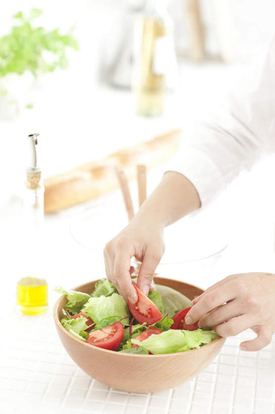 东方人,一个人,站,摸,竖图,俯视,室内,白天,植物,厨房,窗户,落地窗,蔬菜,西红柿,餐具,亚洲,仅一个年轻女性,仅一个女性,仅一个人,一堆,抚摸,握,阴影,堆叠,堆积,新鲜,光线,碟子,盘,盆栽,影子,生菜,莴苣,食品,盆景,拿,拿着,黄种人,玻璃窗,食物,绿色,阳光,自然,盘子,碟,站着,握着,有机食品,绿色食品,生长,成长,堆,春菜,鹅仔菜,莴仔菜,千金菜,叶用莴苣,年轻女性,女人,女性,亚洲人,樱桃番茄,圣女果,番茄,触摸,接触,站立,半身,彩图,高角度拍摄,灶间