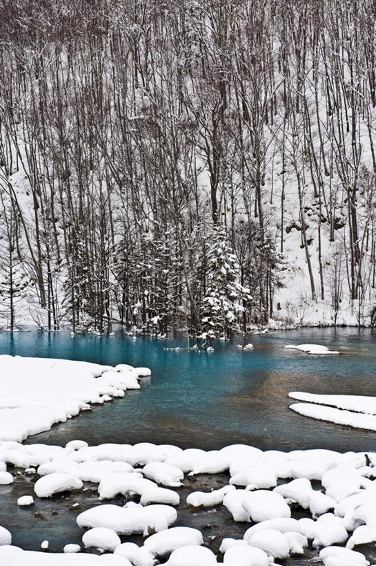 无人,竖图,室外,白天,正面,旅游,度假,河流,礁石,石头,美景,水,雪,大雪,北海道,日本,亚洲,石子,河水,积雪,景观,水流,雪景,云,云朵,冬季,冬天,云彩,娱乐,蓝色,白云,蓝天,天空,自然,天,享受,休闲,景色,放松,寒冷,遮,遮掩,掩盖,遮挡,自然风光,东亚,遮盖,日本国,北海道地方,北海道岛,掩饰,严寒,礁,石块,岩石,彩图