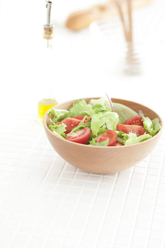 无人,竖图,俯视,室内,特写,白天,桌面,蔬菜,西红柿,餐具,一堆,阴影,堆叠,堆积,朦胧,模糊,新鲜,光线,碟子,盘,影子,生菜,莴苣,食品,食物,阳光,盘子,碟,有机食品,绿色食品,堆,春菜,鹅仔菜,莴仔菜,千金菜,叶用莴苣,樱桃番茄,圣女果,番茄,彩图,高角度拍摄