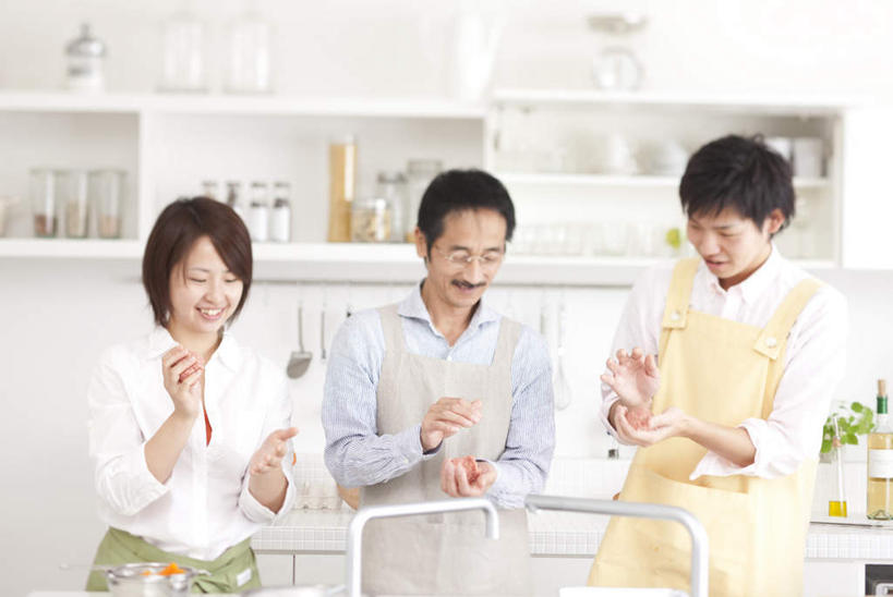 东方人,头发,三个人,家庭,夫妻,父亲,女儿,儿子,站,笑,摸,微笑,露齿笑,横图,室内,白天,正面,衬衫,爱情,植物,厨房,柜子,杯子,餐具,亚洲,一排,抚摸,握,服装,整齐,碟子,盘,盆栽,水龙头,围裙,墙,盆景,浪漫,拿,拿着,注视,休闲装,黄种人,墙壁,墙面,玻璃制品,排列,两个,衣服,黄色,蓝色,绿色,白色,黑色,自然,盘子,水杯,橱柜,碟,低头,观察,看,站着,休闲,温暖,温馨,父女,父子,一家人,休闲服,恩爱,父爱,握着,恋人,服饰,生长,成长,观看,和睦,察看,队列,关注,老年男性,男人,男性,年轻男性,年轻女性,女人,女性,亚洲人,夫妇,情侣,玻璃杯,触摸,接触,站立,半身,彩图,衬衣,灶间,伴侣,融洽