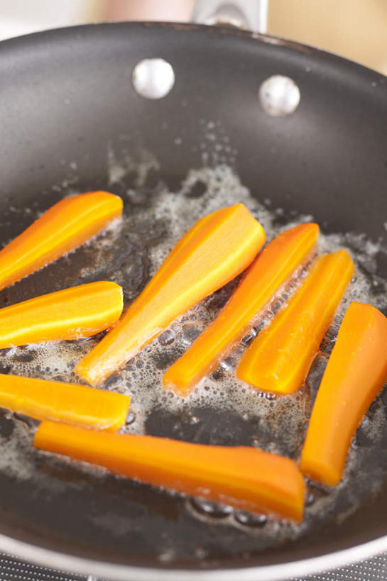 无人,竖图,俯视,室内,白天,水,萝卜,胡萝卜,蔬菜,金属制品,切开,煮,阴影,沸腾,新鲜,光线,金属,锅子,液体,影子,水滴,食品,食物,一个,黄色,阳光,切,有机食品,绿色食品,单个,红萝卜,甘荀,彩图,高角度拍摄