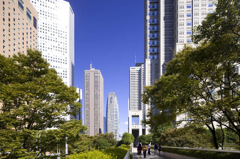 无人,高楼大厦,横图,全景,室外,白天,正面,度假,草地,草坪,美景,天际线,植物,窗户,城市风光,城市,大厦,道路,建筑,路,摩天大楼,公路,东京,日本,亚洲,一排,许多,阴影,整齐,光线,影子,景观,交通,娱乐,玻璃窗,草,树,树木,排列,绿色,天空,阳光,自然,天,享受,休闲,景色,放松,生长,成长,队列,东亚,本州,关东地方,本州岛,日本国,东京都,马路,彩图,大楼,高层建筑,高楼,摩天楼