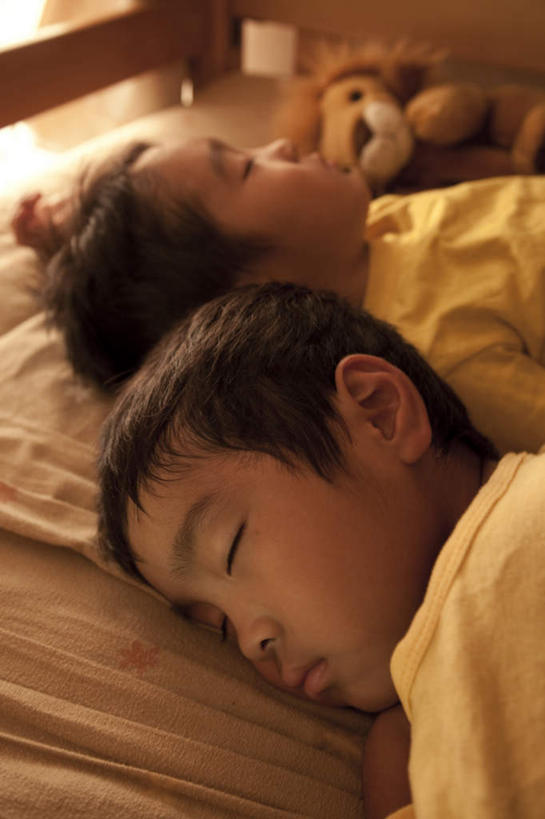 东方人,儿童,头发,两个人,伙伴,朋友,躺,闭眼,睡,竖图,俯视,室内,白天,友谊,纯洁,床,靠垫,台灯,卧室,照明,亚洲,阴影,服装,反射,影子,墙,灯光,床单,靠枕,休闲装,黄种人,被子,墙壁,墙面,灯,小孩,衣服,白色,黑色,灯具,垫子,枕头,趴着,休闲,休闲服,可爱,童年,童趣,服饰,单人床,照亮,被单,照明设备,童真,烂漫,无邪,卧着,天真,友情,男孩,男人,男性,亚洲人,闭眼睛,闭着眼,闭着眼睛,困,困觉,趴,寝息,睡觉,躺着,卧,半身,彩图,高角度拍摄,睡房,卧房,男生