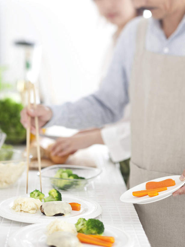 东方人,两个人,家庭,父亲,女儿,站,捧,摸,竖图,俯视,室内,白天,筷子,萝卜,胡萝卜,蔬菜,餐具,亚洲,抚摸,握,服装,新鲜,碟子,盘,墙,生菜,莴苣,肉,牛肉,食品,灶头,拿,拿着,休闲装,黄种人,文化,传统,肉类,墙壁,墙面,食物,衣服,蓝色,盘子,碟,站着,休闲,温暖,温馨,父女,一家人,休闲服,父爱,握着,服饰,有机食品,绿色食品,礼节,和睦,礼仪,肉食,春菜,鹅仔菜,莴仔菜,千金菜,叶用莴苣,老年男性,男人,男性,年轻女性,女人,女性,亚洲人,进餐用具,红萝卜,甘荀,触摸,端,端着,接触,捧着,手捧,站立,半身,彩图,高角度拍摄,融洽