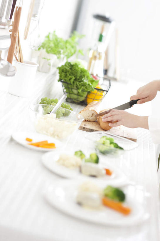 东方人,一个人,站,摸,竖图,俯视,室内,白天,厨房,桌面,萝卜,胡萝卜,蔬菜,餐具,金属制品,亚洲,仅一个年轻女性,仅一个女性,仅一个人,一本,抚摸,切开,握,阴影,新鲜,光线,金属,碟子,工具,盘,影子,生菜,莴苣,肉,牛肉,食品,刀具,拿,拿着,黄种人,肉类,食物,红色,阳光,盘子,碟,刀,切,站着,握着,有机食品,绿色食品,菜刀,剖面,肉食,切面,春菜,鹅仔菜,莴仔菜,千金菜,切菜刀,叶用莴苣,年轻女性,女人,女性,亚洲人,红萝卜,甘荀,触摸,接触,站立,半身,彩图,高角度拍摄,灶间