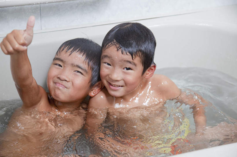 东方人,儿童,头发,两个人,伙伴,朋友,坐,举,笑,微笑,露齿笑,横图,俯视,室内,白天,洗澡,友谊,纯洁,智慧,水,卫生间,浴室,亚洲,阴影,波纹,突出,光线,液体,影子,水滴,注视,黄种人,干净,称赞,表扬,裸露,小孩,黑色,水纹,阳光,浴缸,波浪,观察,看,靠,靠着,清洁,手势,托,倚靠,享受,健康,放松,可爱,竖,童年,童趣,保健,赤裸,观看,翘,高,察看,卫生,倚着,夸奖,优秀,关注,裸,童真,烂漫,无邪,好,妙,顺利,出色,超群,杰出,卓越,奇妙,泡汤,聪明,天真,友情,男孩,男人,男性,亚洲人,大拇指,淋浴房,举起,举手,举着,抬头,向上举,向上伸,向上托,仰头,坐着,半身,彩图,高角度拍摄,沐浴,冲凉房,沐浴间,沐浴室,男生