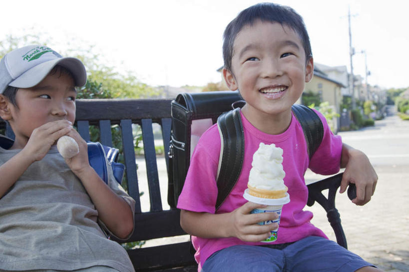 东方人,儿童,两个人,伙伴,朋友,家,坐,笑,摸,吃,微笑,露齿笑,横图,室外,白天,正面,旅游,度假,友谊,纯洁,草地,草坪,植物,帽子,椅子,亚洲,撑,抚摸,握,阴影,服装,光线,包,书包,影子,长椅,房屋,木椅,屋子,冰激凌,清凉,拿,拿着,注视,休闲装,黄种人,娱乐,运动帽,楼房,住宅,草,树,树木,两个,小孩,衣服,粉色,蓝色,绿色,蓝天,天空,阳光,自然,背包,冷饮,天,观察,看,靠,靠着,倚靠,享受,休闲,舒服,休闲服,鸭舌帽,冰淇淋,放松,可爱,童年,童趣,握着,服饰,生长,成长,观看,解暑,察看,撑着,倚着,关注,解渴,雪糕,童真,烂漫,无邪,舒爽,一顶,冰糕,消暑,天真,友情,男孩,男人,男性,亚洲人,触摸,接触,嚼,食,坐着,半身,彩图,房子,双肩包,男生