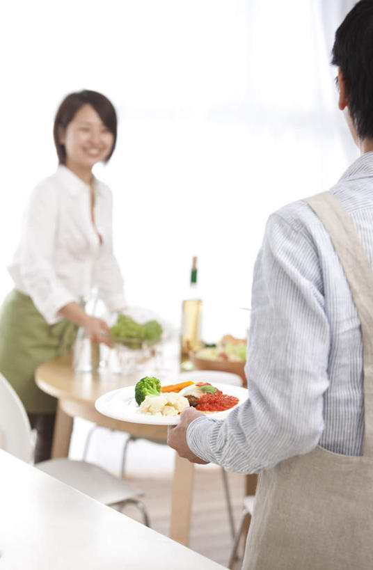 东方人,背部,头发,两个人,家庭,父亲,女儿,站,捧,笑,摸,微笑,露齿笑,竖图,室内,白天,正面,餐桌,厨房,桌子,萝卜,胡萝卜,蔬菜,西红柿,餐具,亚洲,抚摸,握,阴影,服装,新鲜,光线,碟子,盘,影子,生菜,莴苣,食品,拿,拿着,注视,休闲装,黄种人,玻璃制品,酒瓶,食物,衣服,白色,黑色,阳光,盘子,玻璃瓶,瓶子,碟,观察,看,站着,休闲,温暖,温馨,父女,一家人,休闲服,父爱,握着,服饰,有机食品,绿色食品,餐台,观看,和睦,察看,关注,春菜,鹅仔菜,莴仔菜,千金菜,叶用莴苣,老年男性,男人,男性,年轻女性,女人,女性,亚洲人,樱桃番茄,圣女果,红萝卜,甘荀,番茄,触摸,端,端着,接触,捧着,手捧,站立,半身,彩图,灶间,融洽