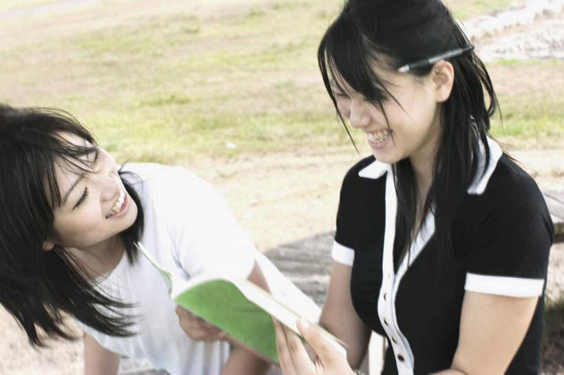东方人,头发,两个人,伙伴,朋友,坐,笑,摸,微笑,露齿笑,横图,俯视,室外,白天,旅游,度假,阅读,友谊,草地,草坪,植物,报纸,书籍,亚洲,一本,抚摸,弯腰,握,学习,阴影,服装,光线,笔,影子,办公用品,拿,拿着,扭头,注视,休闲装,黄种人,娱乐,文具,草,衣服,绿色,白色,黑色,阳光,学习用品,观察,看,转头,享受,休闲,休闲服,放松,浏览,握着,服饰,观看,文具用品,一支,察看,关注,弯身,友情,年轻女性,女人,女性,亚洲人,书,图书,触摸,接触,坐着,半身,彩图,高角度拍摄