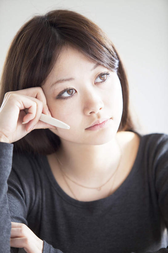 东方人,头发,一个人,坐,笑,摸,微笑,露齿笑,竖图,室内,白天,正面,亚洲,仅一个年轻女性,仅一个女性,仅一个人,抚摸,握,阴影,服装,光线,笔,影子,墙,办公用品,拿,拿着,扭头,注视,休闲装,黄种人,墙壁,墙面,文具,衣服,黑色,阳光,学习用品,观察,看,转头,休闲,思考,休闲服,考虑,握着,服饰,观看,文具用品,一支,察看,关注,年轻女性,女人,女性,亚洲人,长发,触摸,接触,坐着,半身,彩图