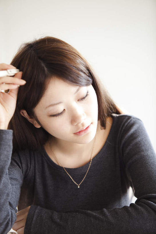 东方人,脸,头,脸颊,头发,一个人,坐,笑,摸,微笑,露齿笑,竖图,室内,白天,白色背景,正面,亚洲,仅一个年轻女性,仅一个女性,仅一个人,撑,抚摸,服装,笔,墙,办公用品,注视,休闲装,黄种人,墙壁,墙面,文具,衣服,黑色,学习用品,低头,观察,看,休闲,思考,休闲服,考虑,摄影,服饰,影棚,观看,文具用品,一支,察看,撑着,关注,年轻女性,女人,女性,亚洲人,头部,长发,脸部,脸蛋,面部,触摸,接触,坐着,半身,彩图,影棚拍摄,拍摄