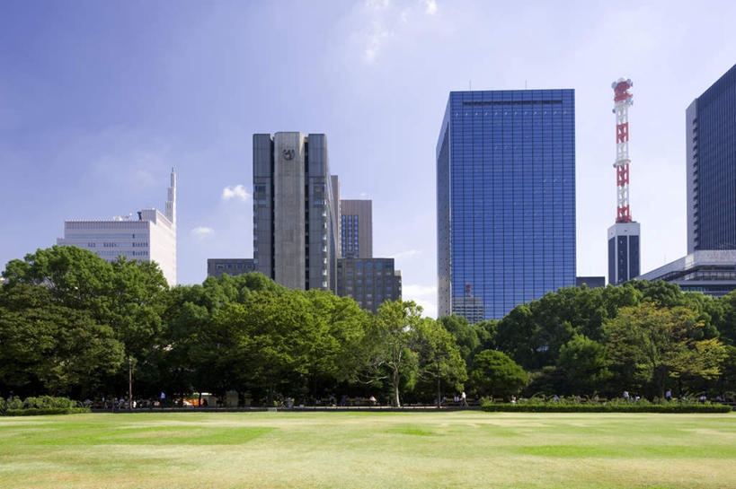 无人,高楼大厦,横图,室外,白天,正面,度假,草地,草坪,美景,植物,城市风光,城市,大厦,建筑,摩天大楼,东京,日本,亚洲,阴影,光线,影子,景观,云,云朵,云彩,娱乐,草,树,树木,蓝色,绿色,白云,蓝天,天空,阳光,自然,天,享受,休闲,景色,放松,千代田区,生长,成长,东亚,本州,关东地方,本州岛,日本国,东京都,彩图,大楼,高层建筑,高楼,摩天楼