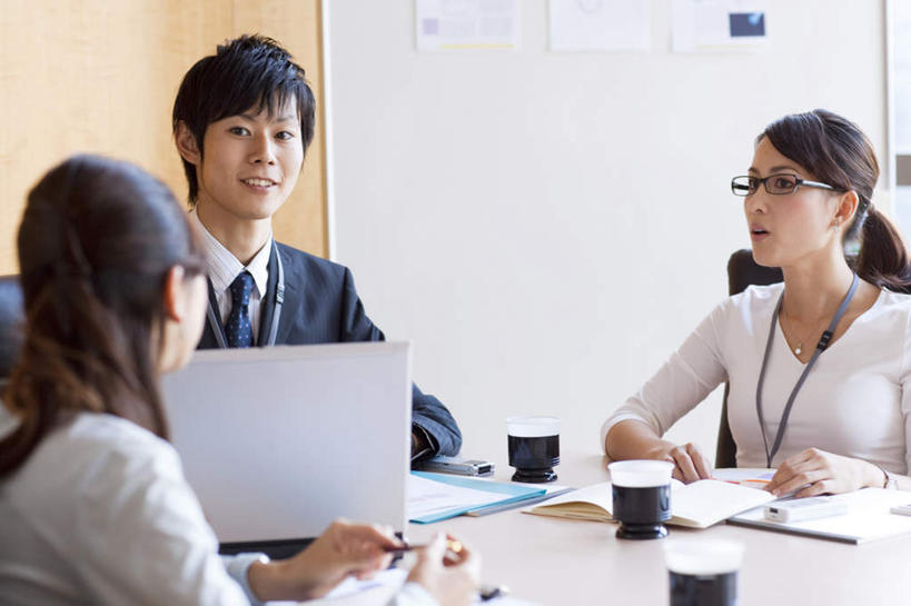 东方人,背部,三个人,同事,商务人士,商务男性,商务女性,办公室,坐,笑,摸,说,微笑,露齿笑,横图,室内,白天,正面,衬衫,讨论,成功,合作,团队,集体,信心,电脑,笔记本电脑,窗户,落地窗,桌子,杯子,餐具,名片,亚洲,一副,抚摸,阴影,套装,开会,会议,光线,网络,信息,材料,瓷器,档案,碟子,盘,文件,眼镜,影子,办公桌,墙,咖啡杯,领带,陶瓷制品,联系,注视,黄种人,通讯设备,队伍,玻璃窗,墙壁,墙面,阳光,盘子,卡片,资料,碟,观察,看,靠,靠着,倚靠,观看,察看,无线,领导,倚着,成就,关注,文档,瓷杯,通信设备,商务装,身份,无线网络,合伙,领袖,近视眼镜,无线上网,便携式电脑,工薪阶层,名刺,名帖,交往,交流,手提电脑,男人,男性,年轻男性,年轻女性,女人,女性,亚洲人,白领,上班族,触摸,沟通,讲话,交谈,接触,商讨,说话,谈话,坐着,半身,彩图,衬衣,商业