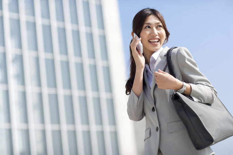 东方人,头发,一个人,商务人士,商务女性,高楼大厦,站,举,笑,摸,打电话,微笑,露齿笑,横图,室外,白天,仰视,衬衫,度假,美景,窗户,城市风光,城市,大厦,建筑,摩天大楼,电话,手机,亚洲,仅一个年轻女性,仅一个女性,仅一个人,一排,许多,抚摸,握,阴影,套装,整齐,光线,包,皮包,影子,景观,拿,拿着,注视,黄种人,娱乐,通讯设备,玻璃窗,排列,一个,蓝色,黑色,灰色,蓝天,天空,阳光,天,观察,看,托,站着,转头,享受,休闲,景色,放松,握着,单个,观看,单肩包,察看,队列,关注,商务装,工薪阶层,一部,交流,年轻女性,女人,女性,亚洲人,长发,白领,上班族,触摸,沟通,接触,举起,举手,举着,通话,向上举,向上伸,向上托,站立,半身,彩图,低角度拍摄,衬衣,大楼,高层建筑,高楼,摩天楼