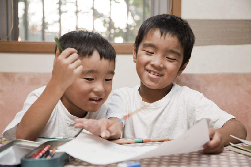 东方人,儿童,头发,两个人,伙伴,朋友,坐,笑,摸,微笑,露齿笑,横图,室内,白天,正面,友谊,纯洁,植物,窗户,亚洲,一块,抚摸,握,服装,笔,墙,办公用品,记事本,拿,铅笔盒,拿着,注视,休闲装,黄种人,玻璃窗,墙壁,墙面,文具,树,树木,一个,小孩,衣服,蓝色,绿色,白色,黑色,自然,本子,笔记本,铅笔,橡皮,学习用品,观察,看,靠,靠着,倚靠,休闲,休闲服,可爱,童年,童趣,握着,服饰,生长,单个,成长,观看,文具用品,察看,倚着,关注,童真,烂漫,无邪,天真,友情,男孩,男人,男性,亚洲人,触摸,接触,坐着,半身,彩图,男生