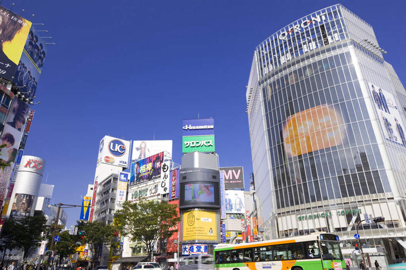 无人,高楼大厦,商店,横图,室外,白天,仰视,购物,度假,消费,草地,草坪,美景,植物,城市风光,超市,城市,大厦,道路,建筑,路,路灯,摩天大楼,指示牌,公路,汽车,照明,东京,日本,亚洲,阴影,光线,标志,文字,影子,景观,灯光,交通,娱乐,标识,车,灯,草,树,树木,蓝色,绿色,蓝天,天空,阳光,自然,交通工具,轿车,天,享受,休闲,景色,放松,金融,百货,生长,晴朗,成长,照亮,照明设备,载具,选购,贸易,百货公司,东亚,本州,万里无云,关东地方,本州岛,日本国,东京都,血拼,晴空,晴空万里,马路,彩图,低角度拍摄,大楼,高层建筑,高楼,购物商场,购物中心,摩天楼,商业中心